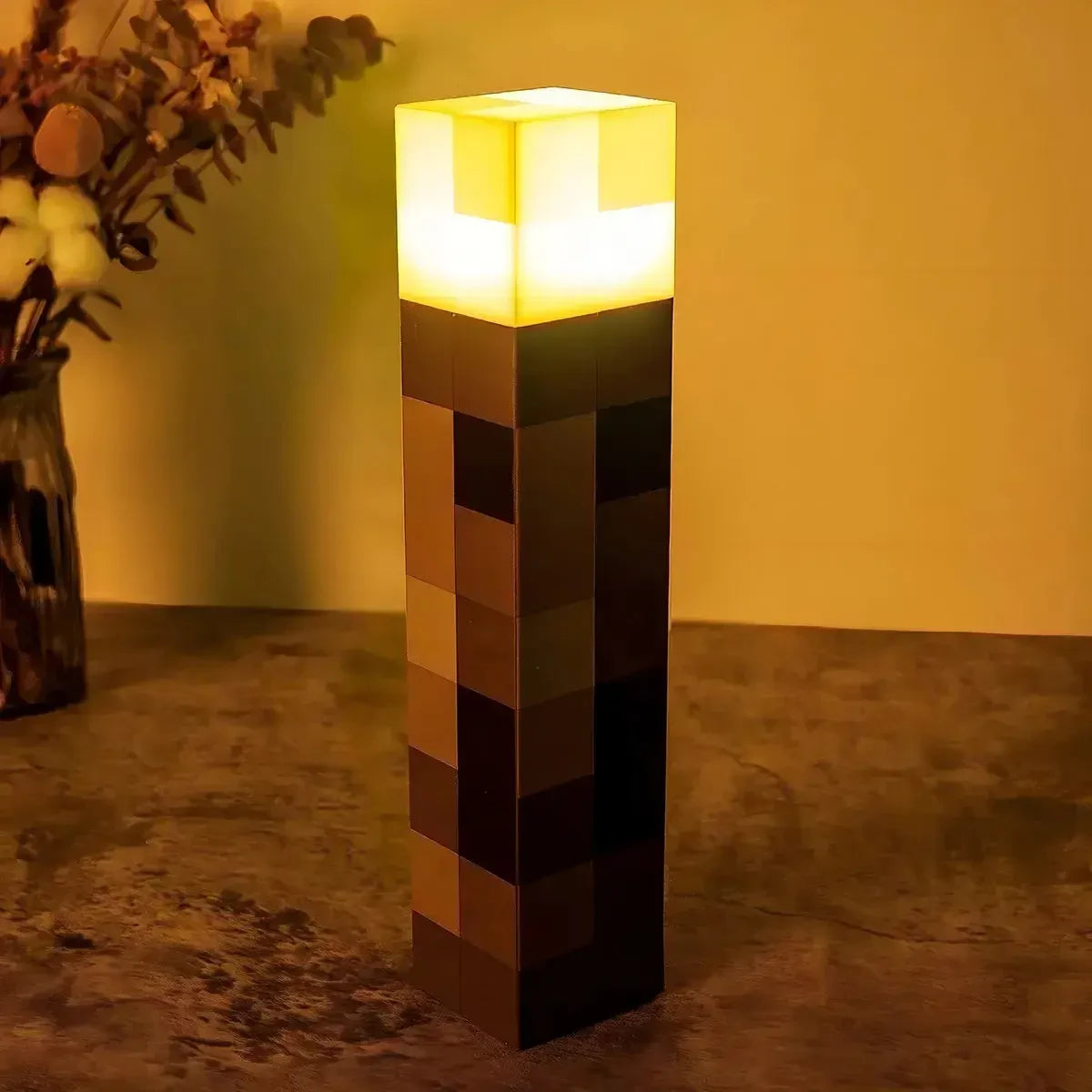 Antorcha Pixel encendida con luz cálida
